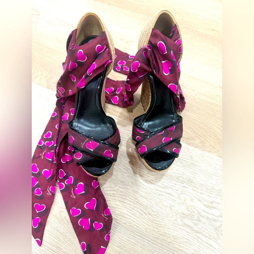 Gucci Pink and Black Heels with Elegant Design